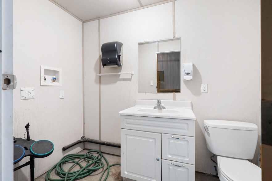 5702 50 Av, Lloydminster, AB à louer - Photo du bâtiment - Image 2 de 5