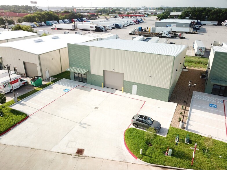 16217 North Fwy, Houston, TX à louer - Photo du bâtiment - Image 2 de 16