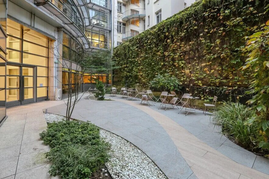 21-25 Rue Balzac, Paris à louer - Photo du bâtiment - Image 3 de 9