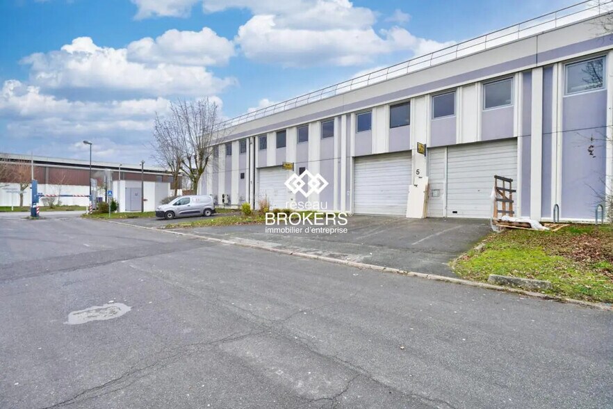 Industrial in Lisses for lease - Building Photo - Image 1 of 4