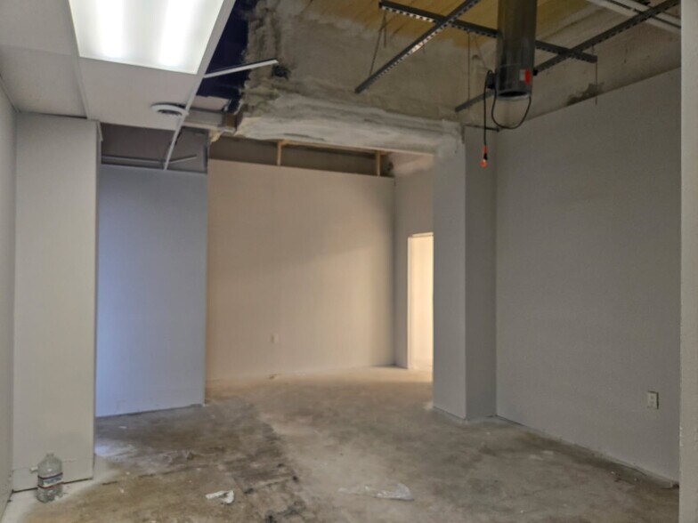 608 E 10 Mile Rd, Hazel Park, MI à louer - Photo intérieure - Image 2 de 11