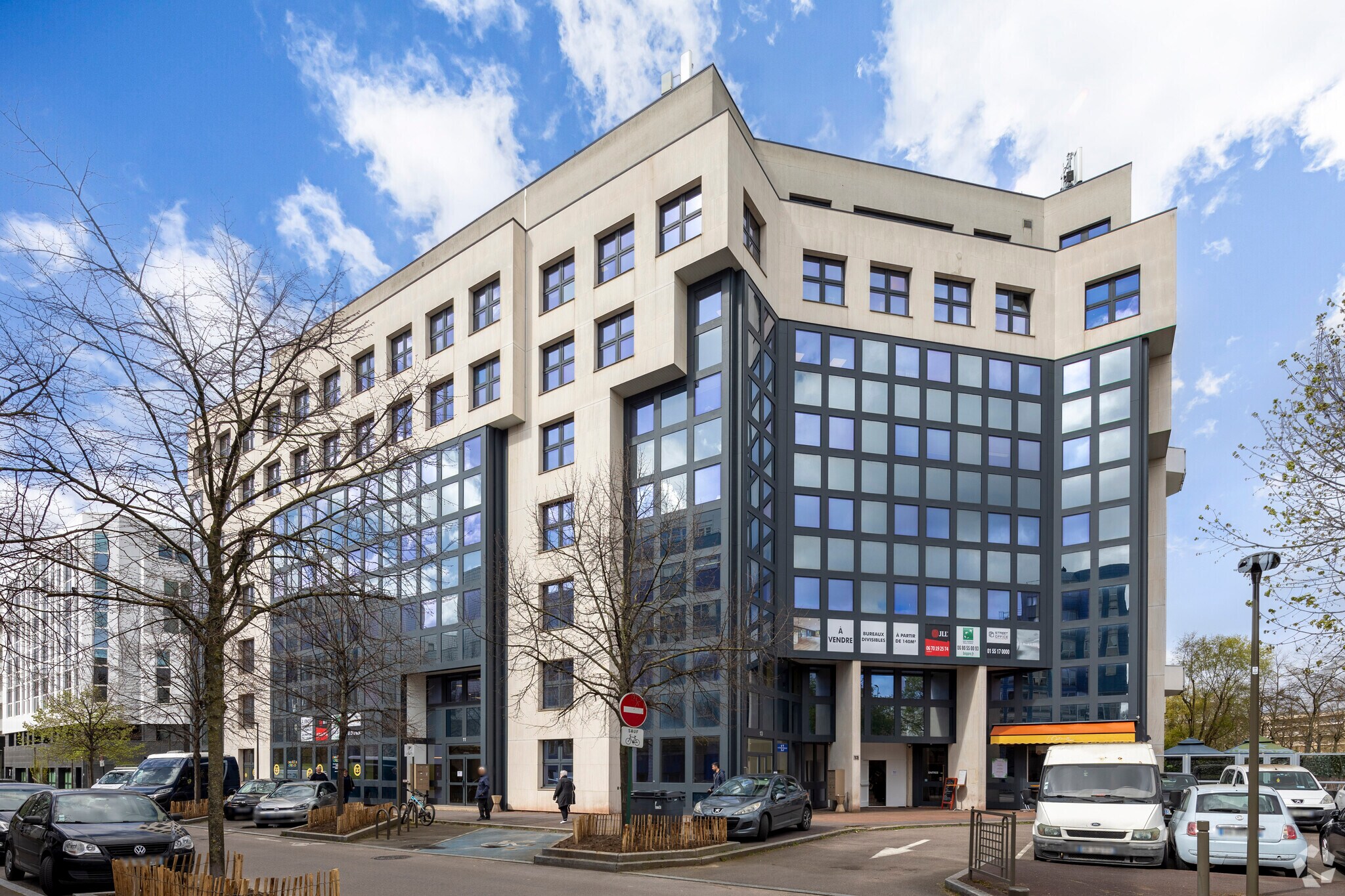 11-13 Rue Salomon De Rothschild, Suresnes for sale Primary Photo- Image 1 of 17