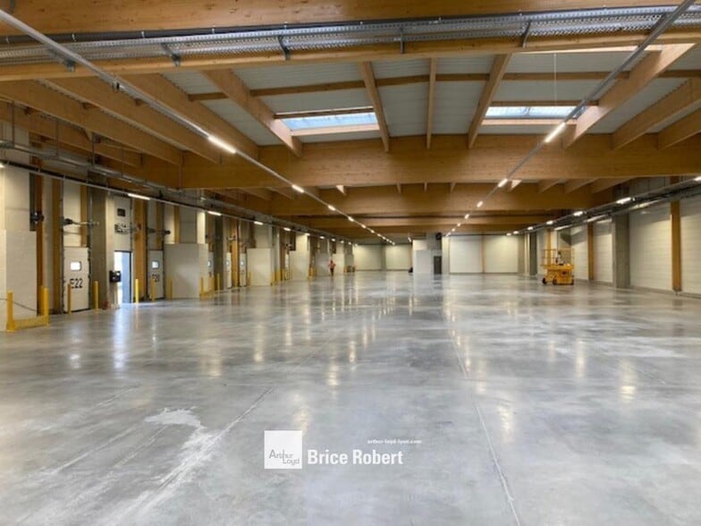 Industrial in Corbas for lease - Building Photo - Image 2 of 10