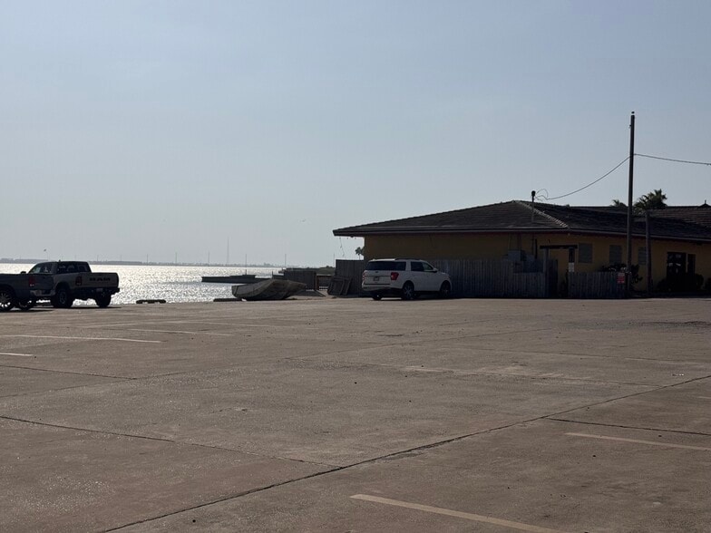 510 E Queen Isabella Blvd, Port Isabel, TX for sale - Building Photo - Image 3 of 10