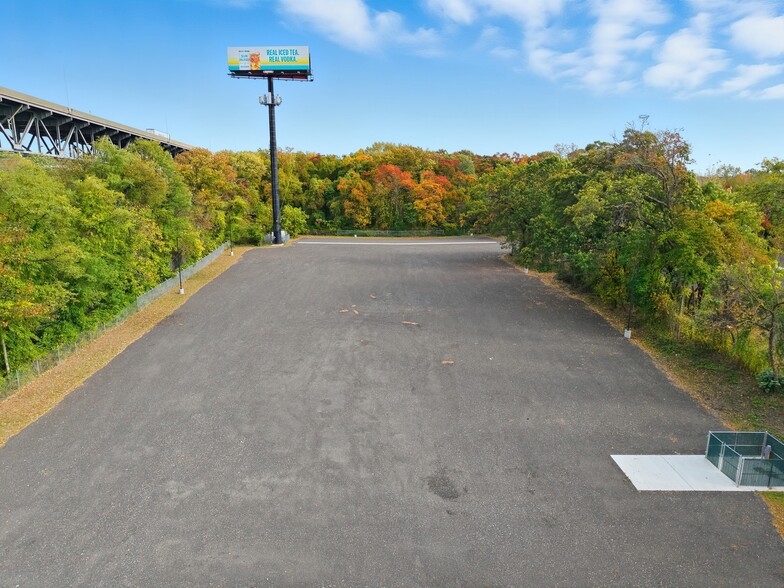 1922 River Rd, Burlington, NJ à louer - Photo du bâtiment - Image 3 de 9