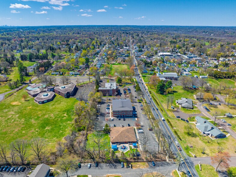 370 E Maple Ave, Langhorne, PA à louer - Photo du bâtiment - Image 3 de 8