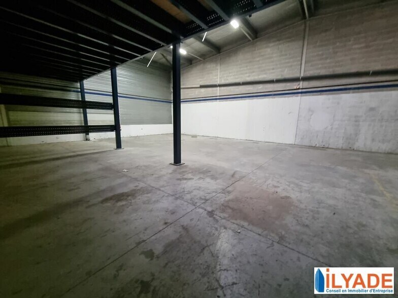35-37 Rue De Berlin, Vitrolles à louer - Photo du bâtiment - Image 3 de 14
