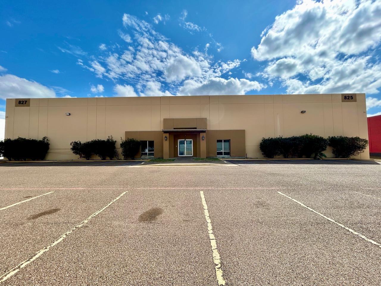 825-827 Union Pacific Blvd, Laredo, TX for lease Primary Photo- Image 1 of 6