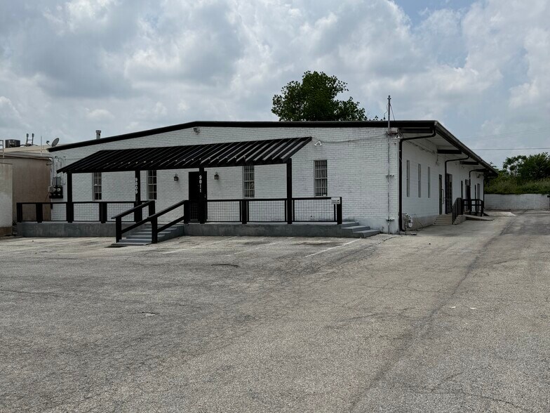 9809 McCullough Ave, San Antonio, TX à louer - Photo du bâtiment - Image 2 de 17