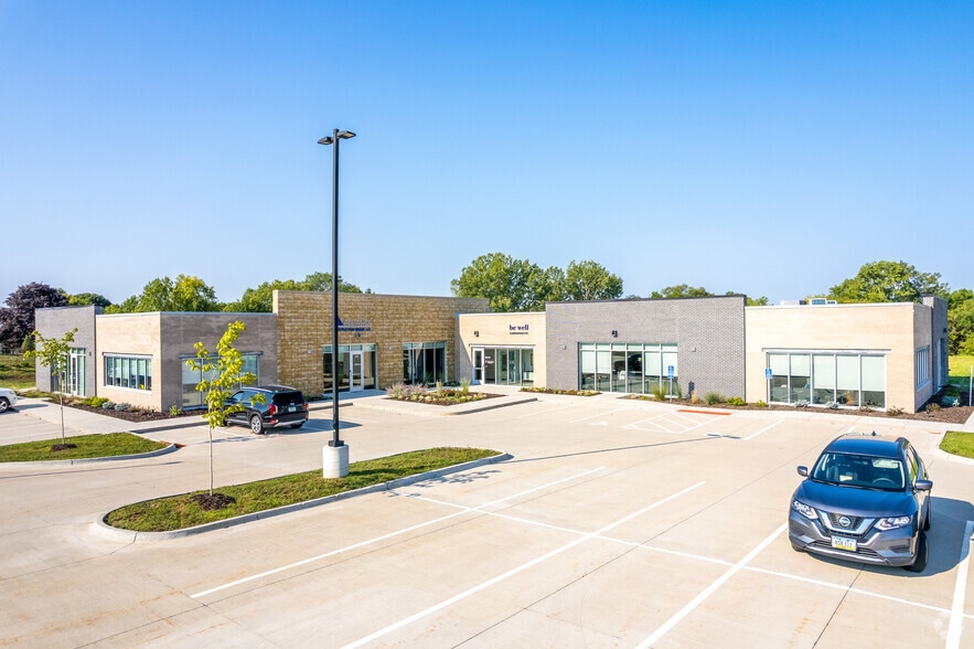 9400 Plum Dr, Urbandale, IA for lease - Primary Photo - Image 1 of 4