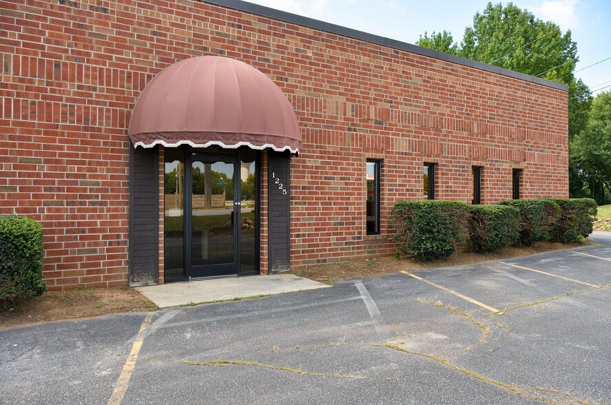 1225 W Market Center Dr, High Point, NC for lease - Building Photo - Image 2 of 32