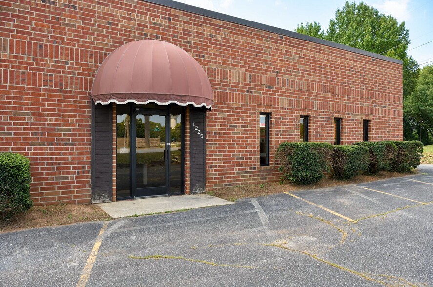 1225 W Market Center Dr, High Point, NC à louer - Photo du bâtiment - Image 2 de 32