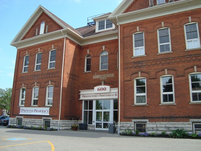 Plus de détails pour 600 Princess St, Woodstock, ON - Bureau/Médical à louer
