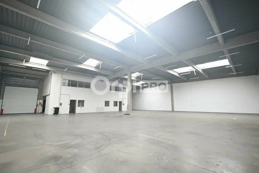 Office in Vaulx-en-Velin for lease - Interior Photo - Image 2 of 11