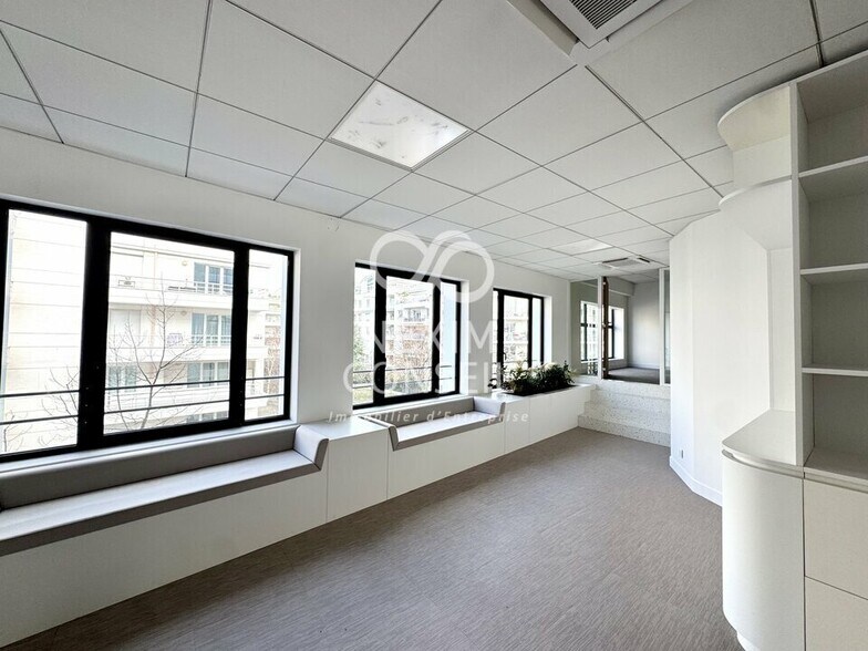 Office in Courbevoie for lease - Building Photo - Image 2 of 12