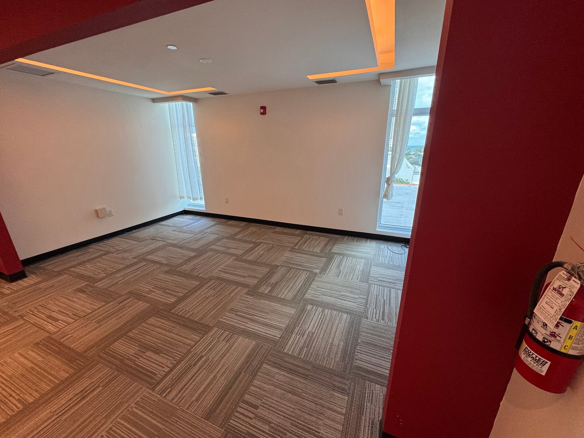 323 Sunny Isles Blvd, Sunny Isles Beach, FL à louer Photo du bâtiment- Image 1 de 5