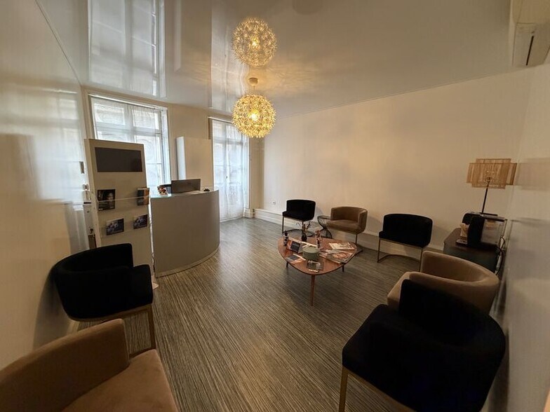 Office in Bordeaux for lease - Interior Photo - Image 1 of 4