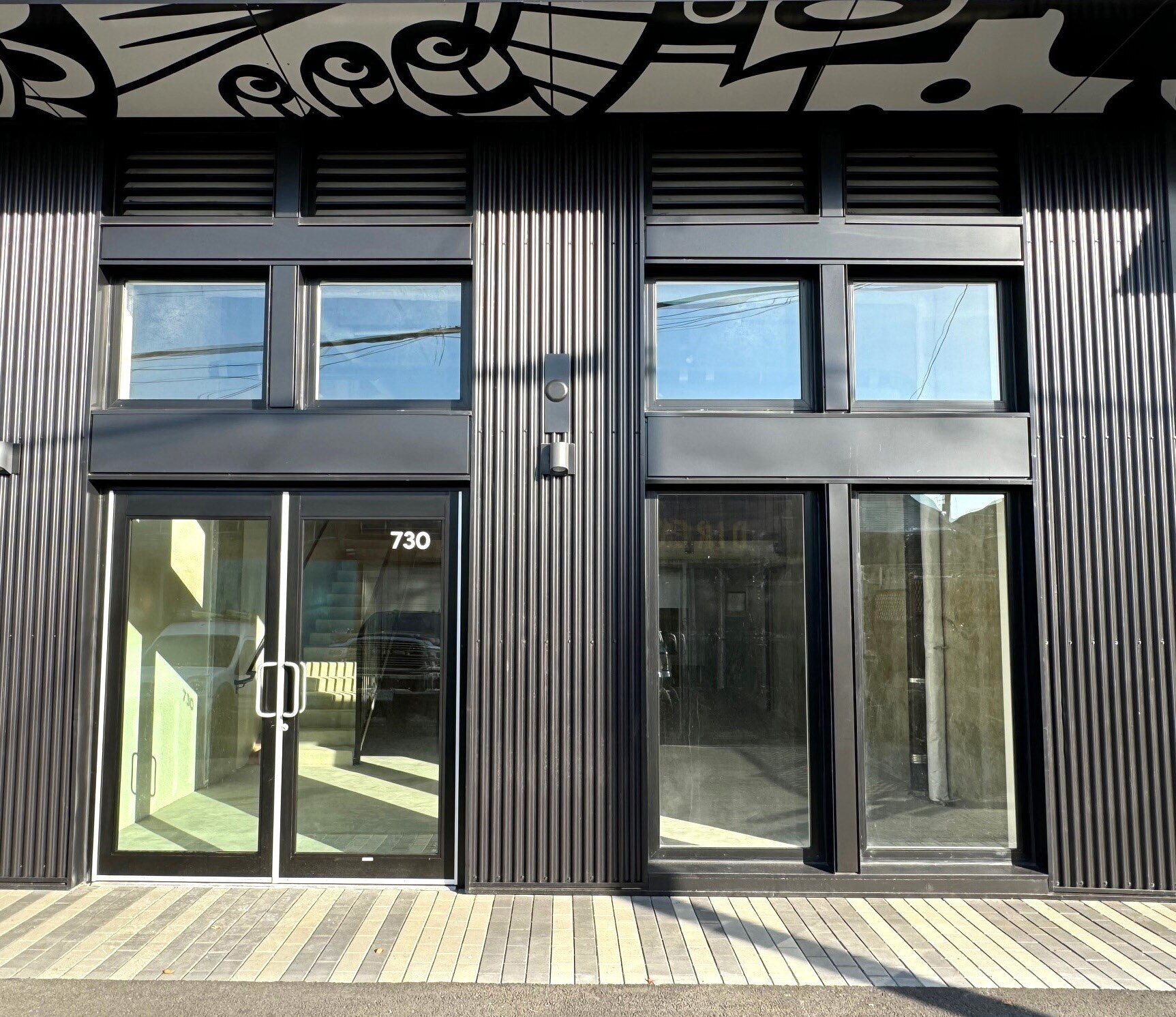 730-742 Glen Dr, Vancouver, BC à louer Photo du bâtiment- Image 1 de 6