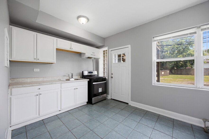 102 Memorial Dr, Calumet City, IL for sale - Interior Photo - Image 2 of 8