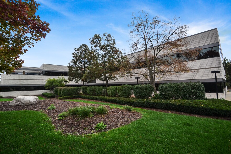 30445 Northwestern Hwy, Farmington Hills, MI à louer - Photo du bâtiment - Image 1 de 11