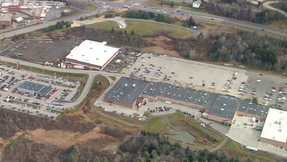 282 Berlin Mall Rd, Berlin, VT à louer - Photo du bâtiment - Image 1 de 12