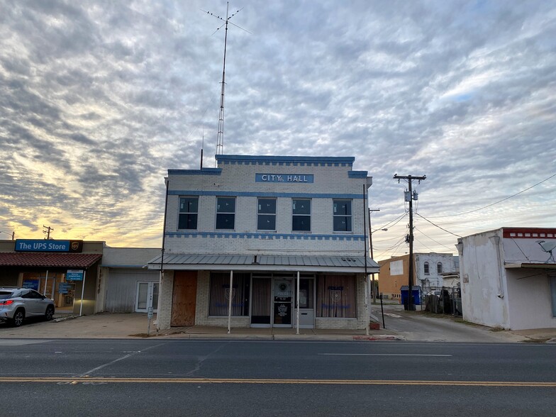 213 S Oak St, Pearsall, TX à vendre - Photo principale - Image 1 de 1