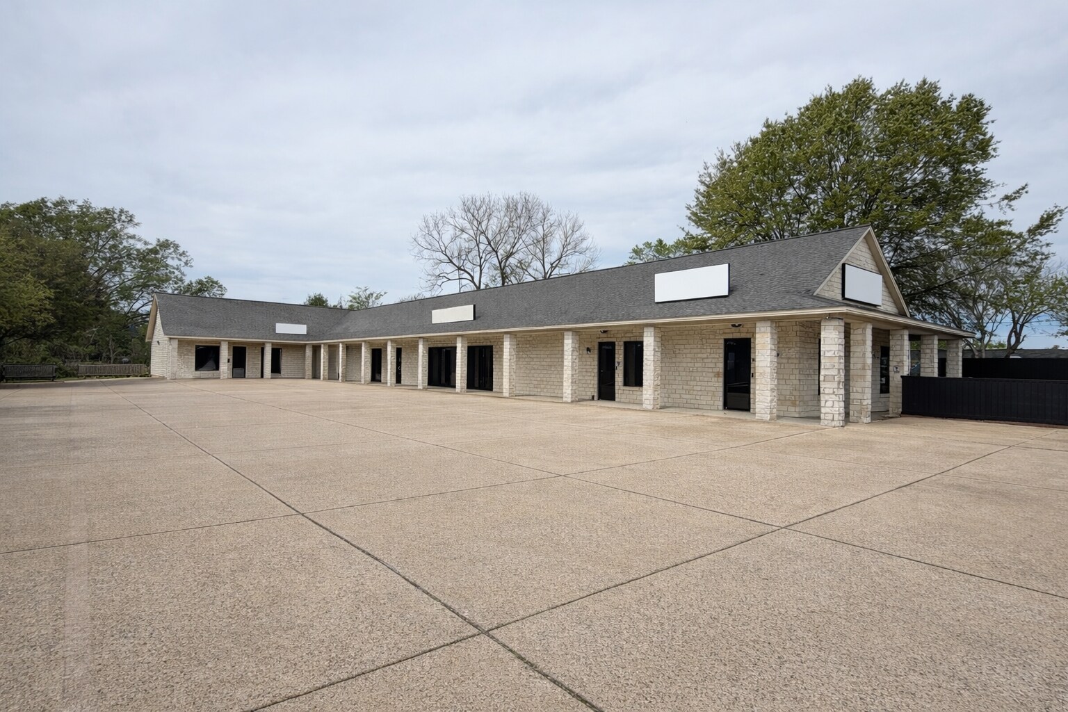2100 Sam Houston Ave, Huntsville, TX for lease Primary Photo- Image 1 of 3