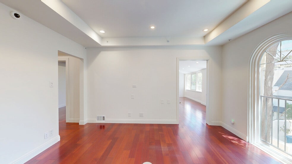 1112 N Sherbourne Dr, West Hollywood, CA for lease - Matterport 3D Scan - Image 2 of 20