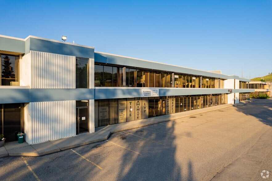 1135 64th Ave SE, Calgary, AB à louer - Photo du bâtiment - Image 2 de 8