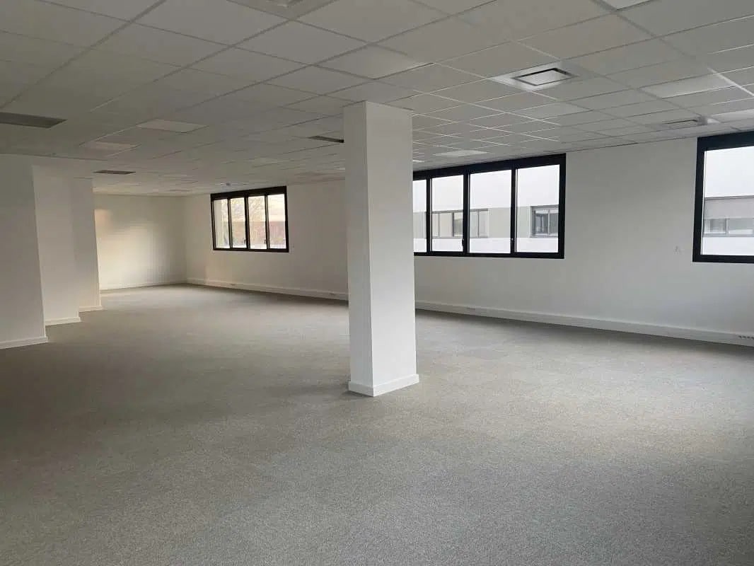 Office in Dardilly for lease Interior Photo- Image 1 of 8