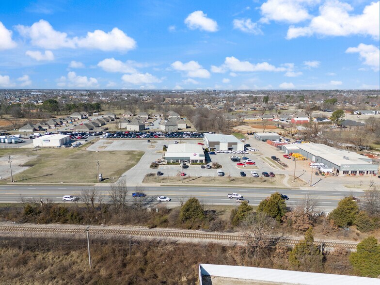 2416 S 8th St, Rogers, AR à louer - Photo du bâtiment - Image 3 de 7