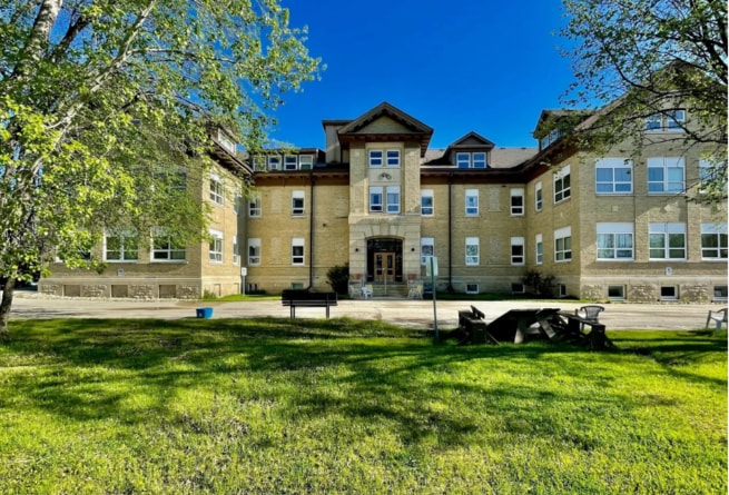 4025 Roblin Blvd, Winnipeg, MB for sale - Primary Photo - Image 1 of 1