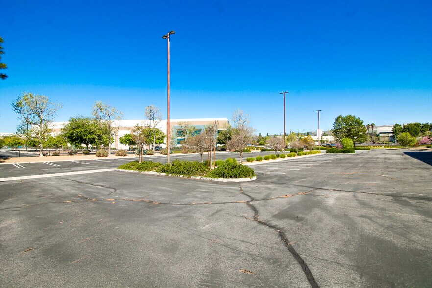 3251 E Imperial Hwy, Brea, CA à louer - Photo du bâtiment - Image 3 de 8