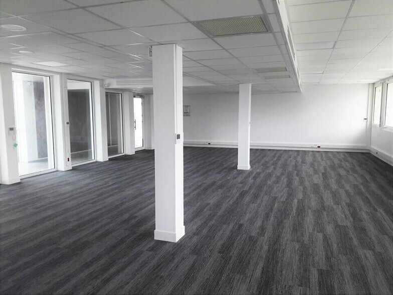 Office in Rouen for lease - Interior Photo - Image 3 of 11