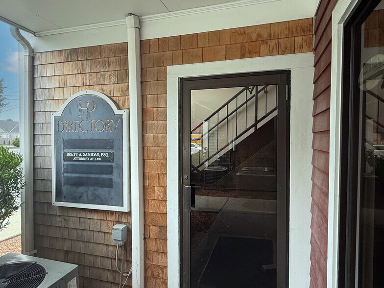 205 Worcester Ct, Falmouth, MA à vendre - Photo du bâtiment - Image 3 de 26