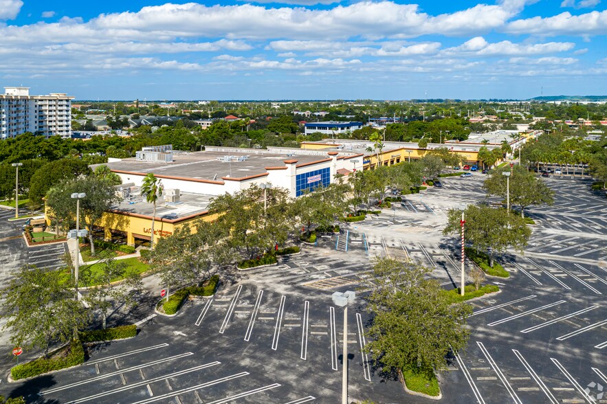 1-299 S Pompano Pky, Pompano Beach, FL à louer - Photo du bâtiment - Image 2 de 18