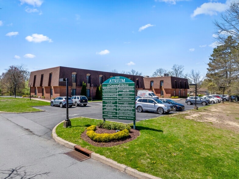 4 Cornwall Dr, East Brunswick, NJ à louer - Photo du bâtiment - Image 2 de 8