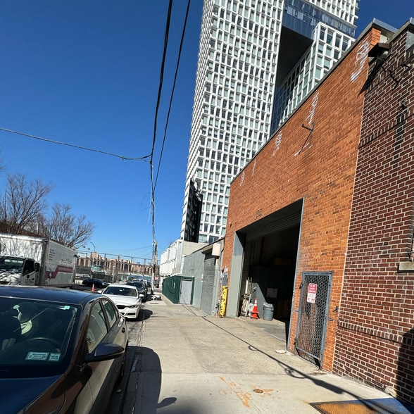33 S 1st St, Brooklyn, NY for lease - Building Photo - Image 2 of 3