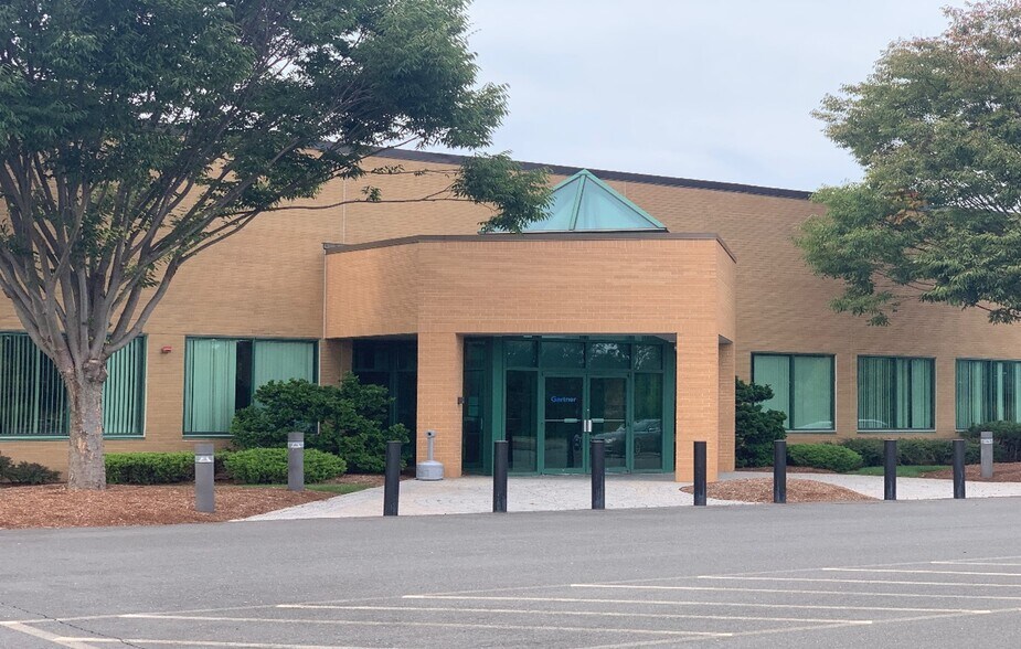 35 Nutmeg Dr, Trumbull, CT à louer - Photo du bâtiment - Image 1 de 5