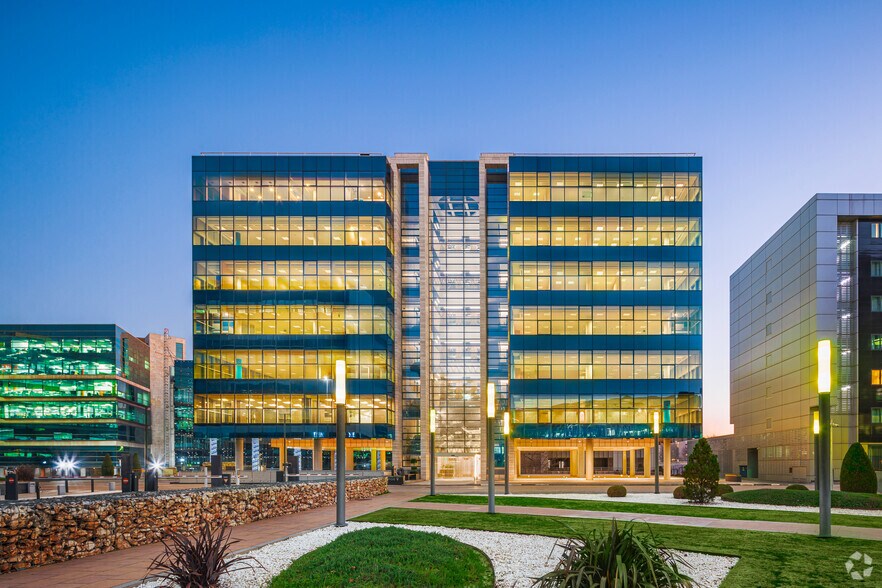 Calle Vía de los Poblados, 3, Madrid, Madrid à louer - Photo du bâtiment - Image 1 de 25