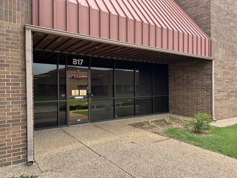 801-833 Greenview Dr, Grand Prairie, TX for lease - Building Photo - Image 1 of 14