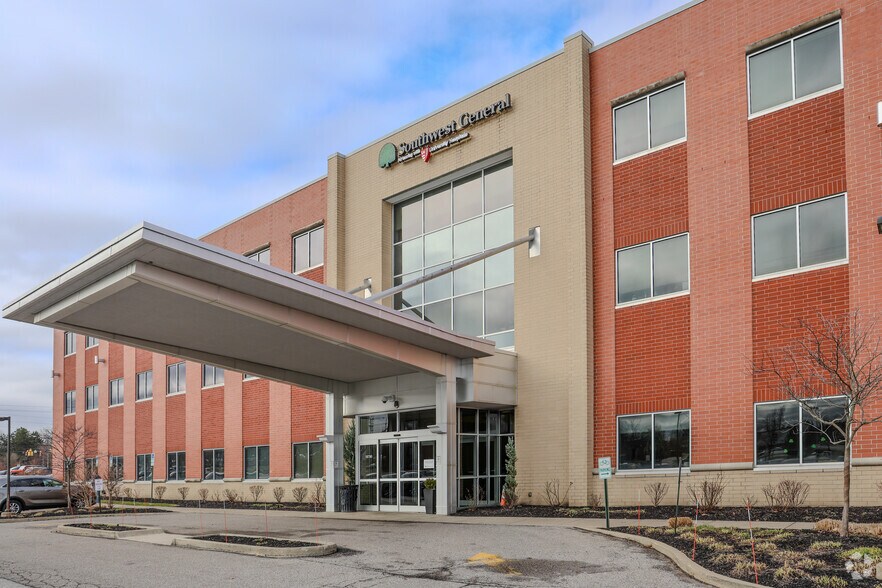 18780 E Bagley Rd, Middleburg Heights, OH à louer - Photo du bâtiment - Image 2 de 19