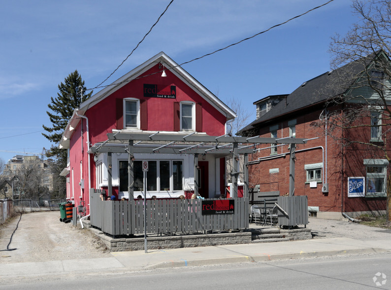 30 William St W, Waterloo, ON à vendre - Photo du bâtiment - Image 2 de 2