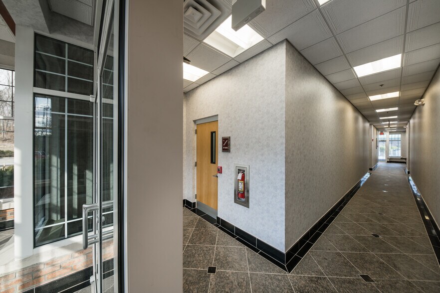 2 Changebridge Rd, Montville, NJ à louer - Photo du bâtiment - Image 3 de 6