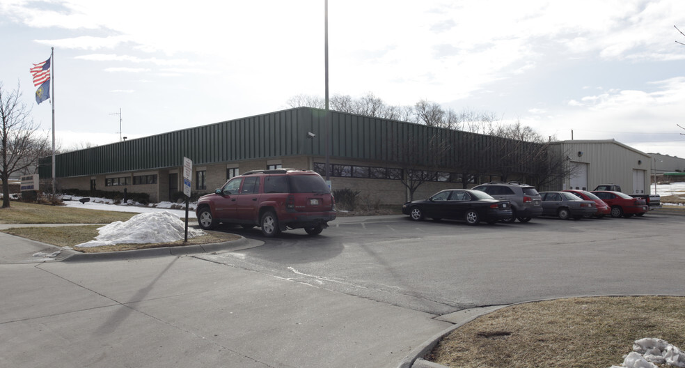 5935 Henninger Dr, Omaha, NE for lease - Building Photo - Image 2 of 7