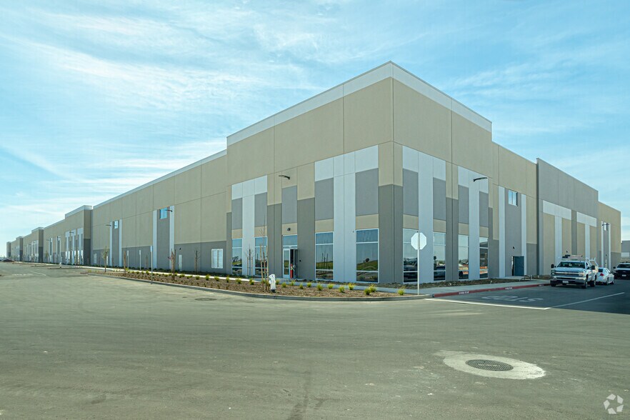 7531 Metro Air Pky, Sacramento, CA for lease - Primary Photo - Image 1 of 4