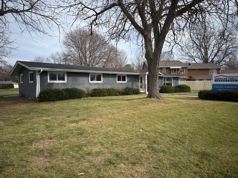 870 Summit Ave, Oconomowoc, WI à vendre - Photo du bâtiment - Image 3 de 31