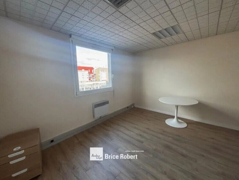 13 Bis Rue Louis Saulnier, Meyzieu à louer - Photo du bâtiment - Image 3 de 9