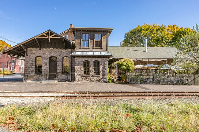 Plus de détails pour 2 Bridge St, Milford, NJ - Commerce de détail à vendre