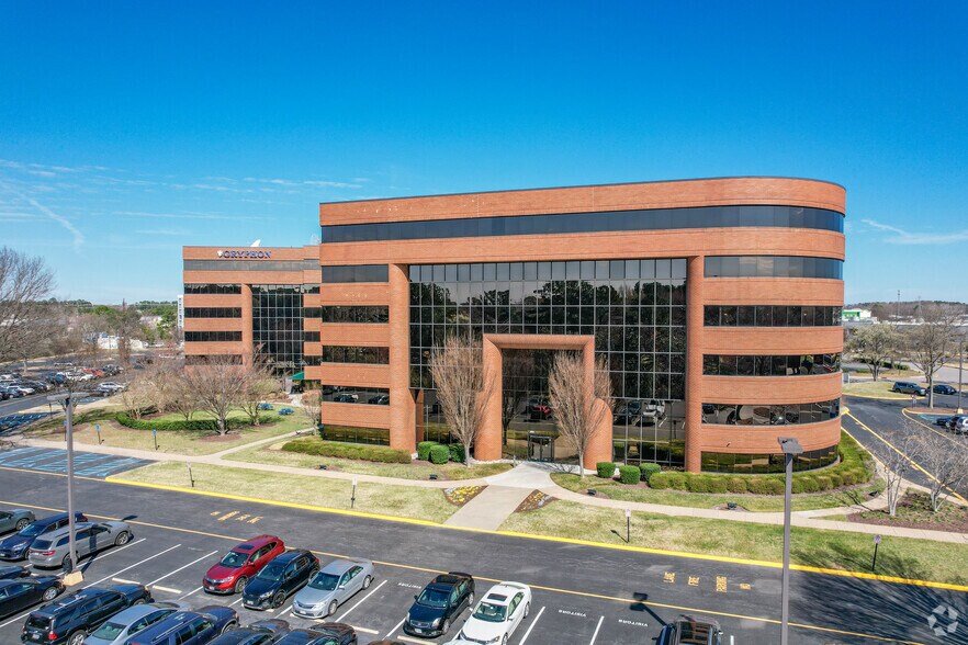 860 Greenbrier Cir, Chesapeake, VA à louer - Photo du bâtiment - Image 3 de 22